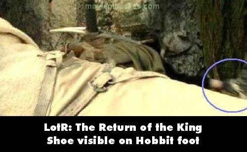 Phim The Lord of the Rings: The Return of the King, người lùn Hobbit đi giầy đen/trắng